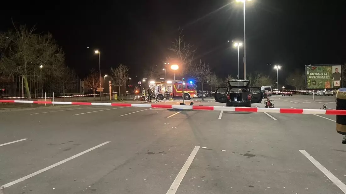 FW-DO: Gas strömt aus PKW-Tank aus - Feuerwehr sperrt Supermarktparkplatz ab - Bild: presseportal.de