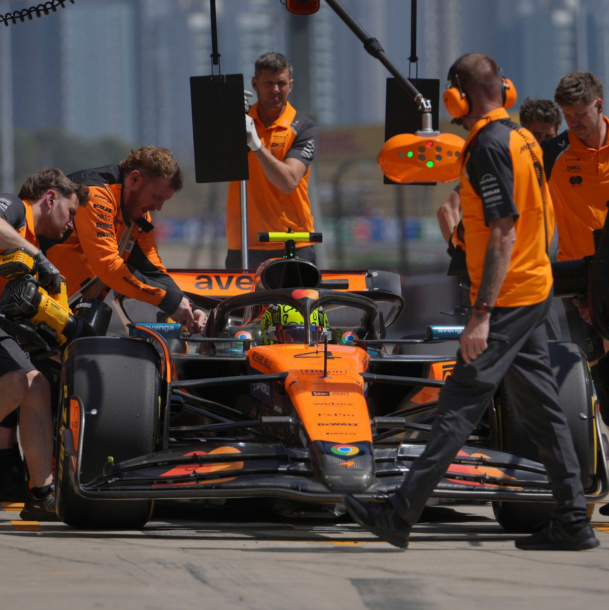 Ferrrari hofft mit Lewis Hamilton auf eine Steigerung. - Foto: Andy Wong/AP/dpa