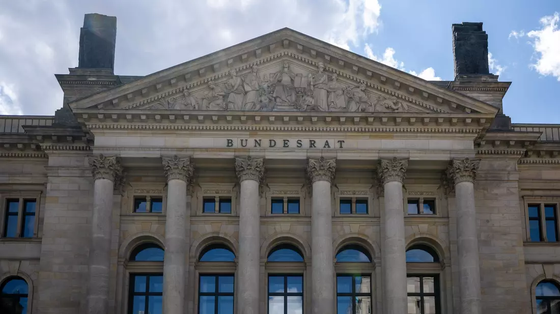 Der Bundesrat entscheidet über das Milliarden-Finanzpaket. (Archivbild) - Bild: Monika Skolimowska/dpa