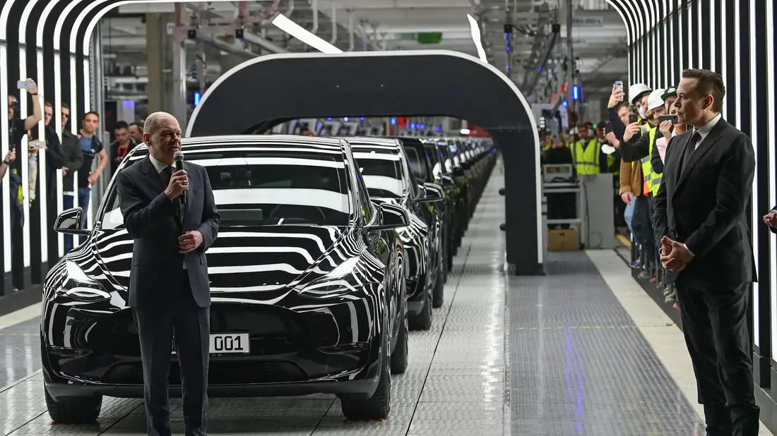 Bundeskanzler Olaf Scholz (l) ist zur Eröffnung der Tesla-Fabrik in Grünheide mit Firmenchef Elon Musk gekommen (Archivbild).  - Bild: Patrick Pleul/dpa-Zentralbild POOL/dpa