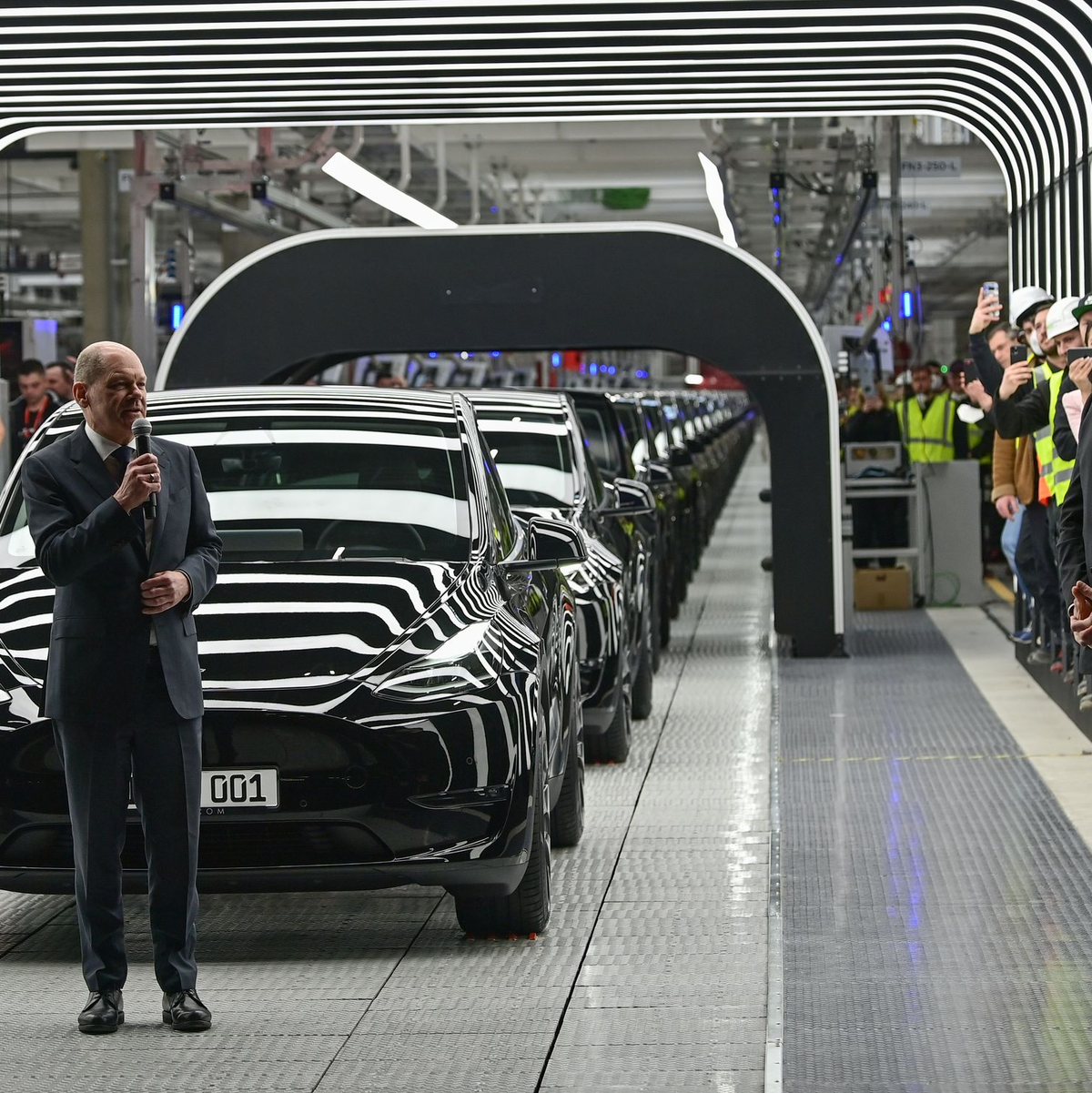 Bundeskanzler Olaf Scholz (l) ist zur Eröffnung der Tesla-Fabrik in Grünheide mit Firmenchef Elon Musk gekommen (Archivbild).  - Foto: Patrick Pleul/dpa-Zentralbild POOL/dpa