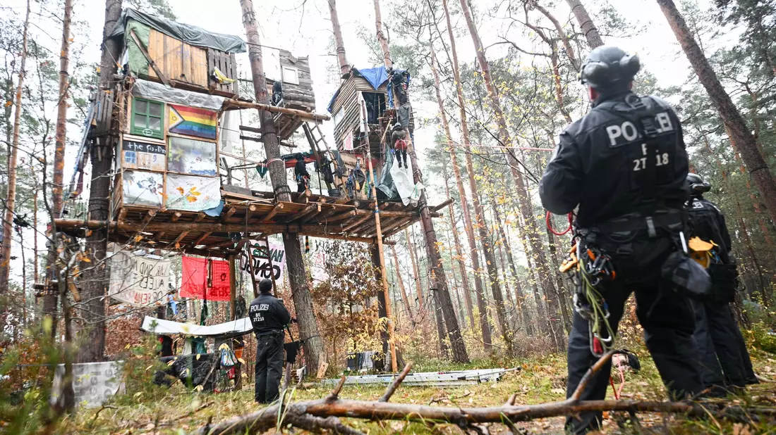 Ein Protestcamp gegen Tesla hat die Polizei nach fast neun Monaten aufgelöst (Archivbild).  - Bild: Sebastian Gollnow/dpa