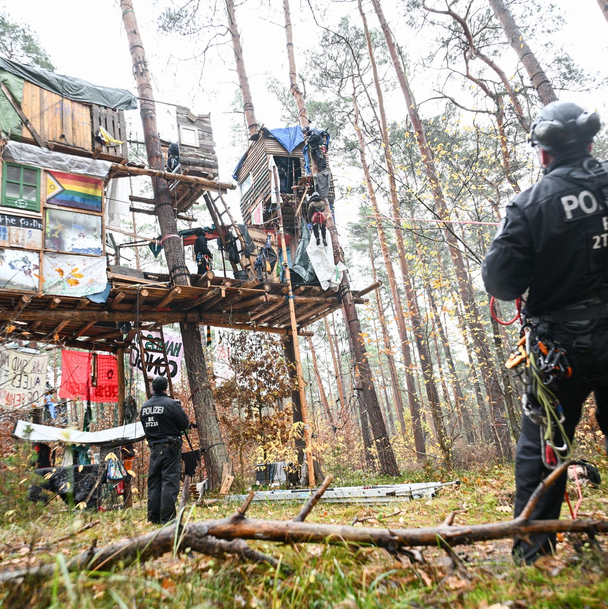 Ein Protestcamp gegen Tesla hat die Polizei nach fast neun Monaten aufgelöst (Archivbild).  - Foto: Sebastian Gollnow/dpa