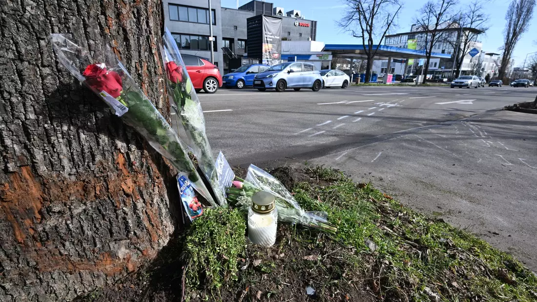 An der Unfallstelle haben Menschen Blumen und eine Kerze abgelegt. - Bild: Bernd Weißbrod/dpa