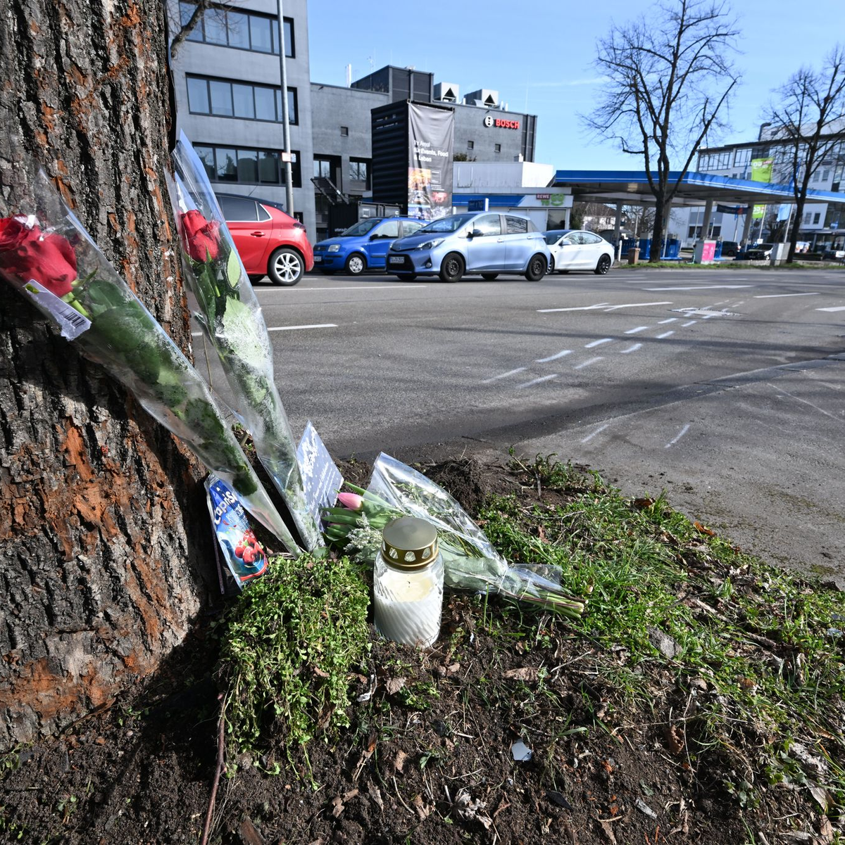 An der Unfallstelle haben Menschen Blumen und eine Kerze abgelegt. - Foto: Bernd Weißbrod/dpa