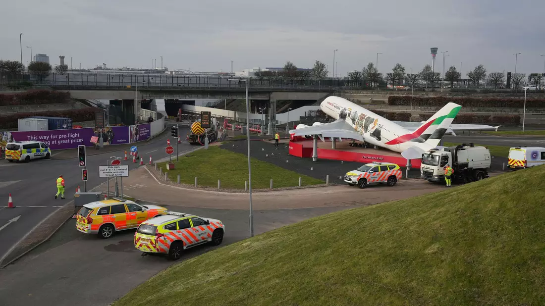 Der Flughafen bleibt voraussichtlich den ganzen Tag geschlossen. - Bild: Kin Cheung/AP/dpa