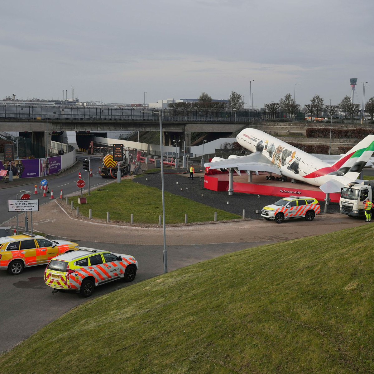 Der Flughafen bleibt voraussichtlich den ganzen Tag geschlossen. - Foto: Kin Cheung/AP/dpa