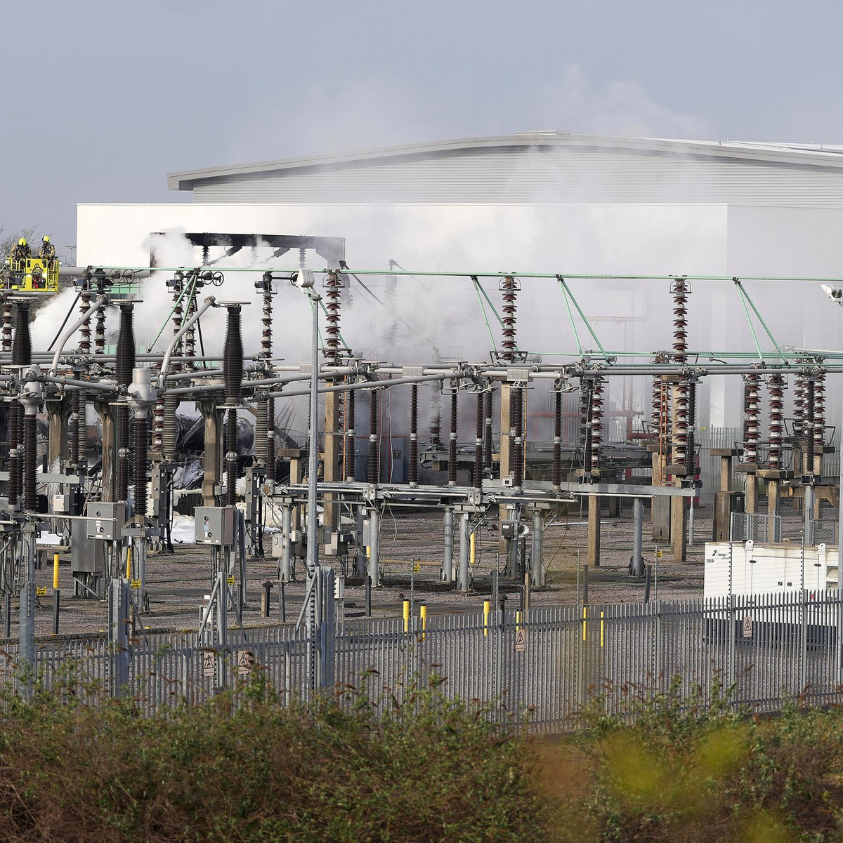 Feuerwehrleute konnten den Brand inzwischen eindämmen. - Foto: Kirsty Wigglesworth/AP/dpa