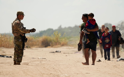Schon im Jahr zuvor hatte die UN-Organisation fĂŒr Migration einen Rekord bei den TodesfĂ€llen unter Migranten gemeldet. (Archivbild) - Foto: Eric Gay/AP Schon im Jahr zuvor hatte die UN-Organisation fĂŒr Migration einen Rekord bei den TodesfĂ€llen unter Migranten gemeldet. (Archivbild) - Foto: Eric Gay/AP