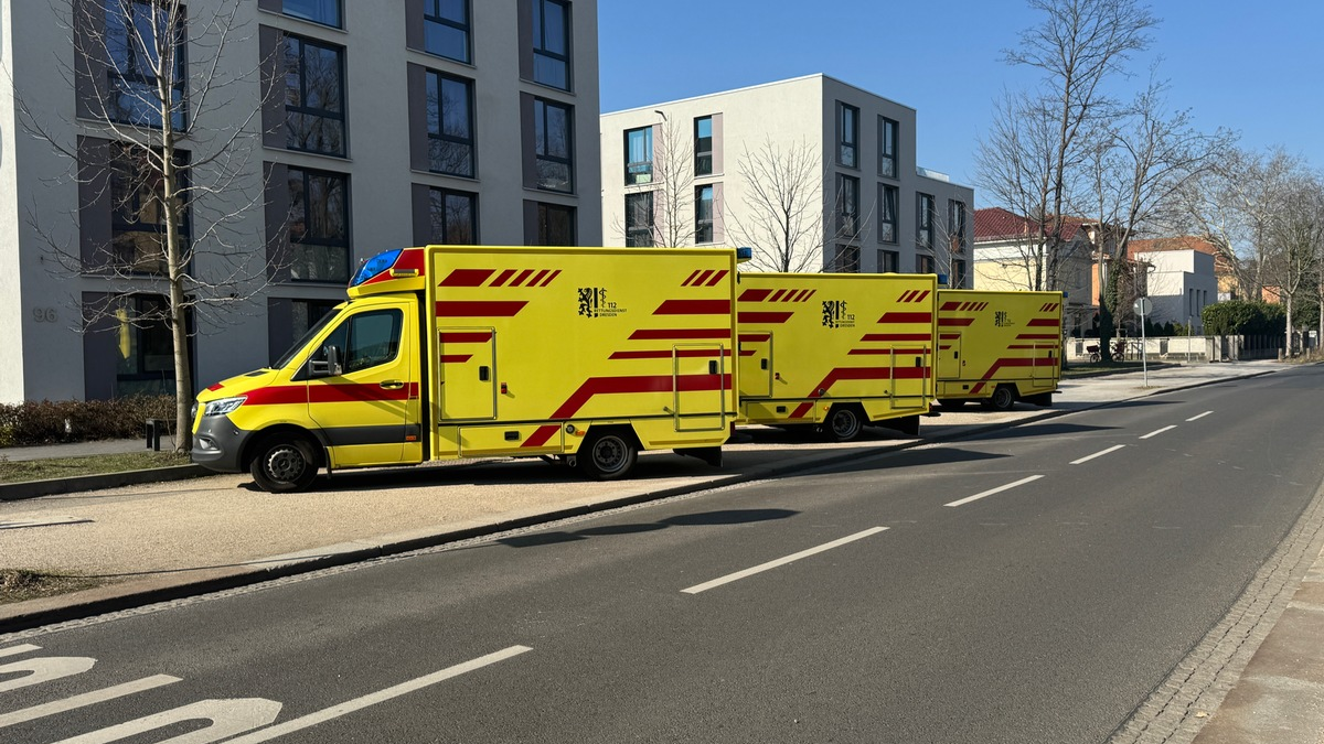 FW Dresden: Verkehrsunfall - Linienbus und PKW kollidieren - Foto: presseportal.de