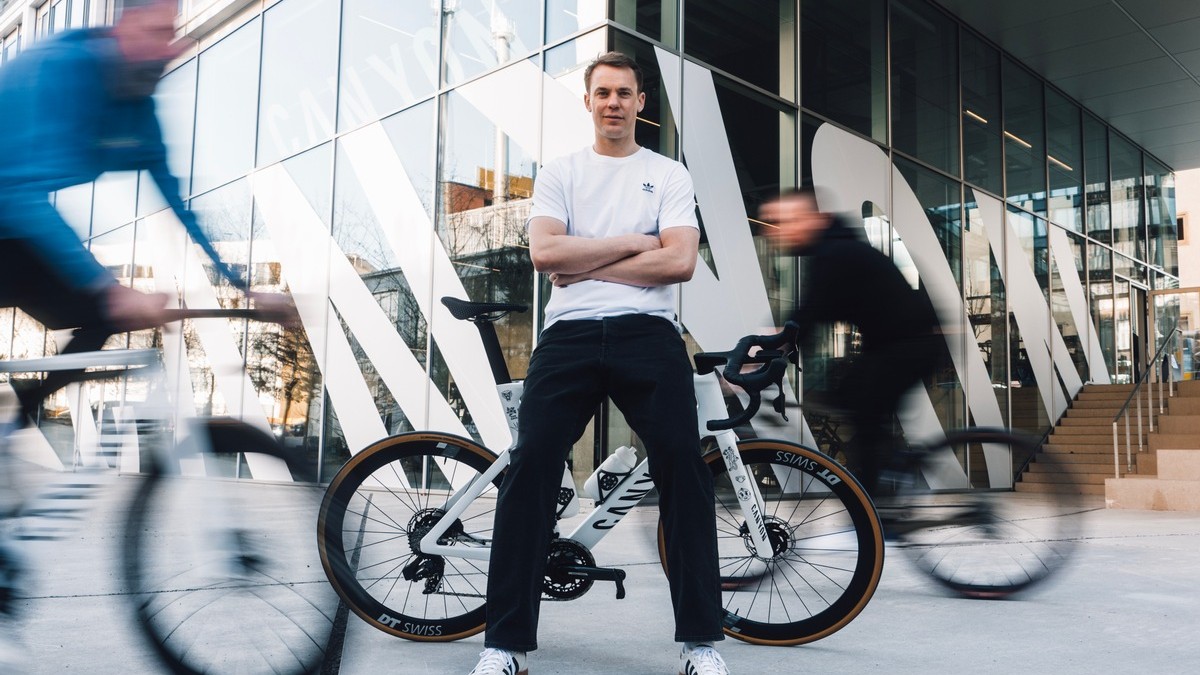 Mit Manuel Neuer in die neue Fahrradsaison: Der Canyon Store Munich wird zum Hotspot für Radsportbegeisterte - Foto: presseportal.de