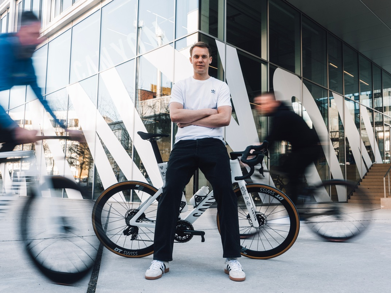 Mit Manuel Neuer in die neue Fahrradsaison: Der Canyon Store Munich wird zum Hotspot für Radsportbegeisterte - Foto: presseportal.de
