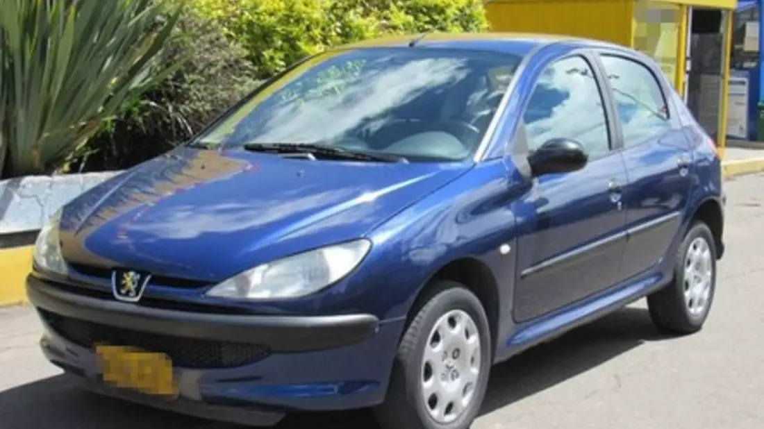 POL-GÖ: (99/2025) Aufgefahren und geflüchtet - Polizei sucht blauen Peugeot 206 mit deutlichem Frontschaden und niederländischer Zulassung - Bild: presseportal.de