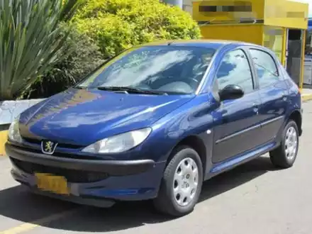 POL-GÖ: (99/2025) Aufgefahren und geflüchtet - Polizei sucht blauen Peugeot 206 mit deutlichem Frontschaden und niederländischer Zulassung - Foto: presseportal.de