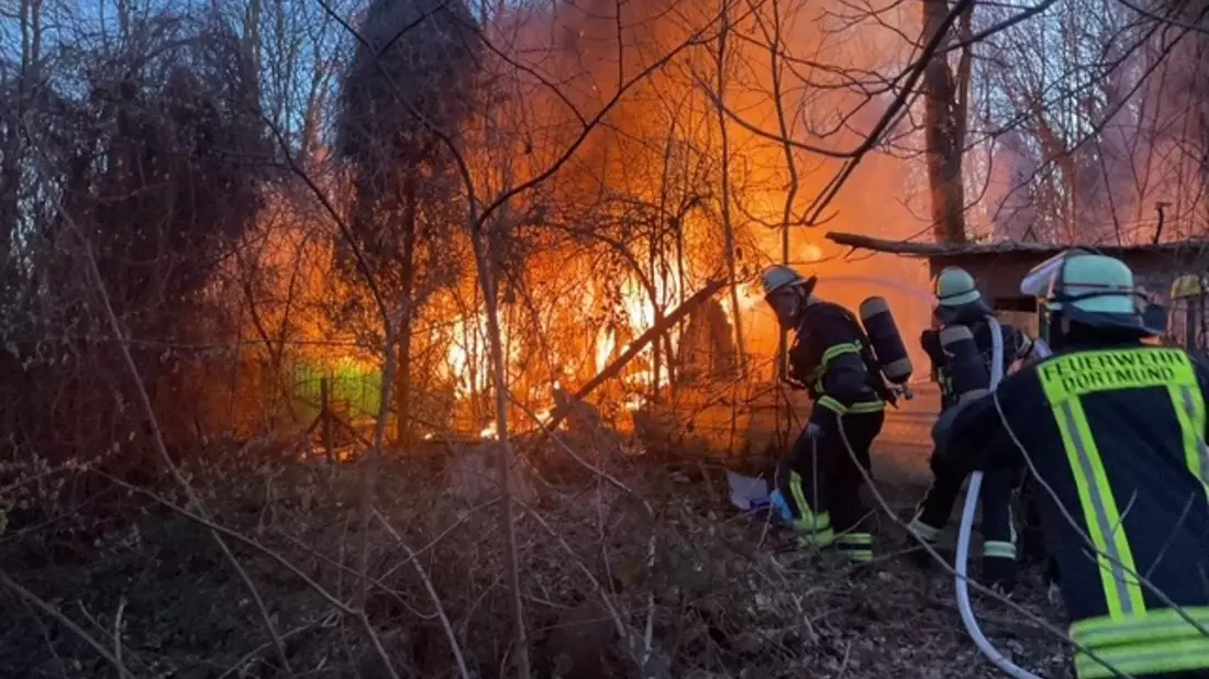 FW-DO: Hütten und Verschläge brennen in einem Waldstück am Phoenixsee - Bild: presseportal.de