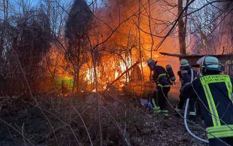 FW-DO: Hütten und Verschläge brennen in einem Waldstück am Phoenixsee - Foto: presseportal.de