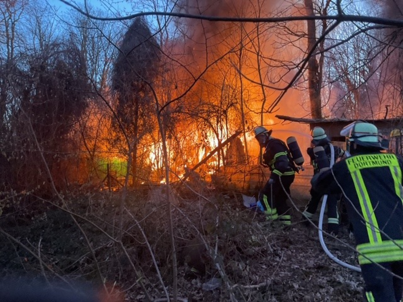 FW-DO: Hütten und Verschläge brennen in einem Waldstück am Phoenixsee - Foto: presseportal.de