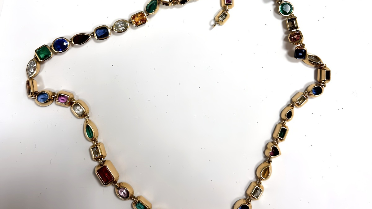 HZA-KA: Plastiktasche mit Juwelen / Karlsruher Zoll findet Schmuckstücke im Wert von über 140.000 Euro - Foto: presseportal.de