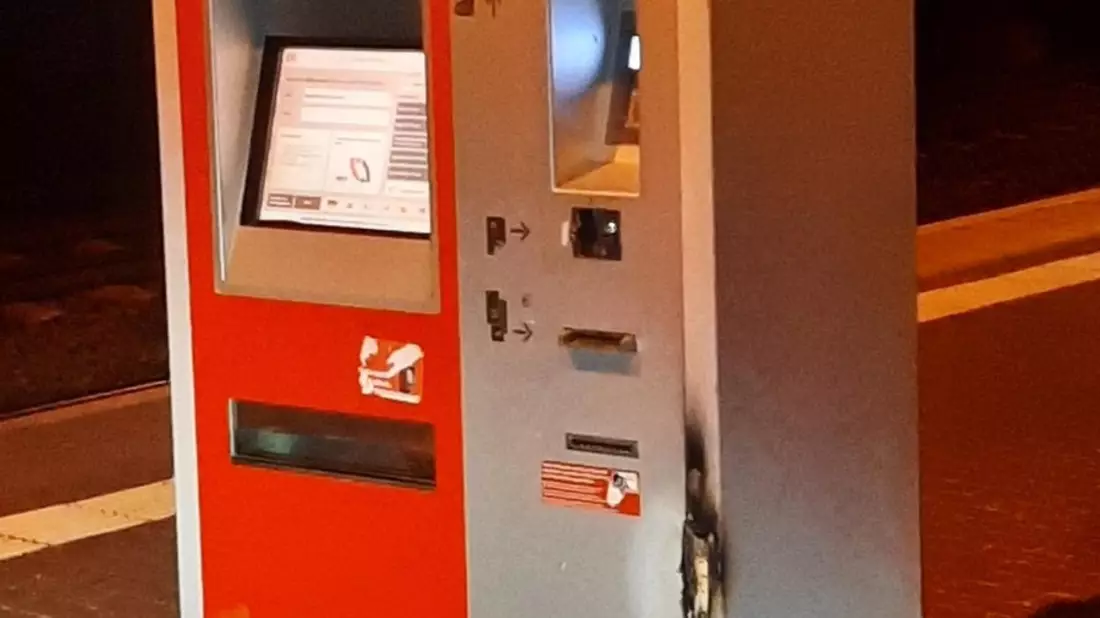 BPOLI L: Angriff auf Fahrausweisautomaten am S-Bahnhaltepunkt Markleeberg - Gaschwitz - Wer kann Hinweise zu Tätern geben? - Bild: presseportal.de