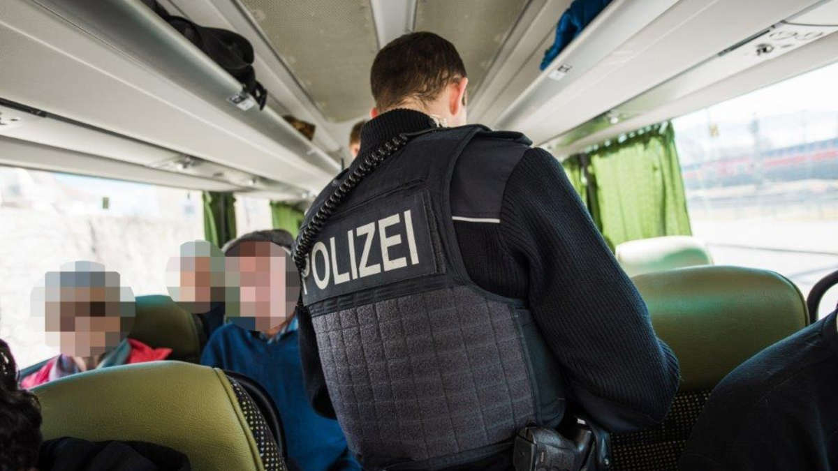 Bundespolizeidirektion München: Ohne gültigen Pass und mit erschlichenem Visum unterwegs/ Bundespolizei weist Migranten auf dem Luftweg nach Italien zurück - Foto: presseportal.de