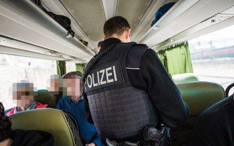 Bundespolizeidirektion München: Ohne gültigen Pass und mit erschlichenem Visum unterwegs/ Bundespolizei weist Migranten auf dem Luftweg nach Italien zurück - Foto: presseportal.de