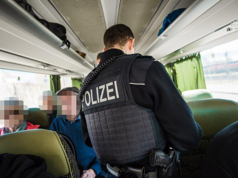 Bundespolizeidirektion München: Ohne gültigen Pass und mit erschlichenem Visum unterwegs/ Bundespolizei weist Migranten auf dem Luftweg nach Italien zurück - Foto: presseportal.de