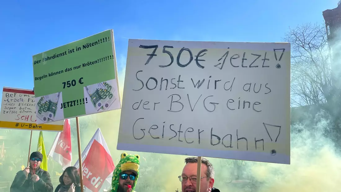 750 Euro mehr im Monat - mit dieser Forderung war Verdi in die Verhandlungen gegangen.  - Bild: Michel Winde/dpa