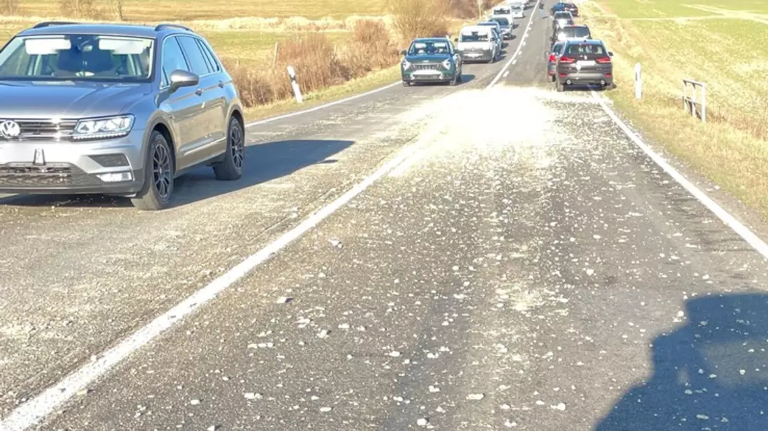 LPI-NDH: Tonnenweise Schotter verloren - Eine Person verletzt, mehrere Fahrzeuge beschädigt - Bild: presseportal.de