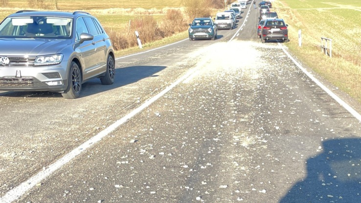 LPI-NDH: Tonnenweise Schotter verloren - Eine Person verletzt, mehrere Fahrzeuge beschädigt - Foto: presseportal.de