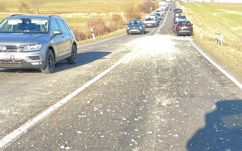 LPI-NDH: Tonnenweise Schotter verloren - Eine Person verletzt, mehrere Fahrzeuge beschädigt - Foto: presseportal.de