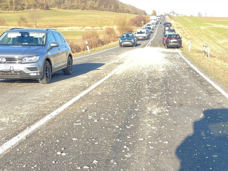 LPI-NDH: Tonnenweise Schotter verloren - Eine Person verletzt, mehrere Fahrzeuge beschädigt - Foto: presseportal.de