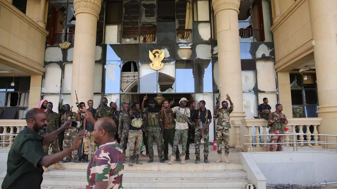 Ein sudanesischer Soldat mit der Nationalfahne nach der Rückeroberung des Präsidentenpalasts in Khartum - Bild: Uncredited/AP/dpa