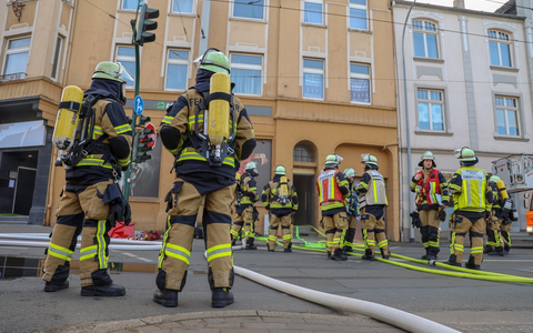 FW-E: Kellerbrand in Essen-Katernberg - dichte Rauchentwicklung in Wohn- und Geschäftsgebäude - Foto: presseportal.de