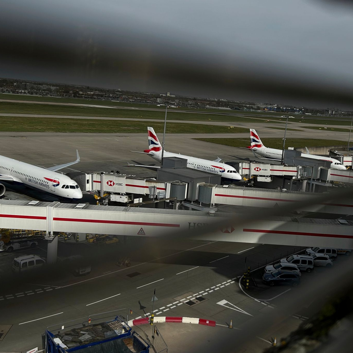 Tausende Passagiere waren betroffen. - Foto: Kin Cheung/AP/dpa