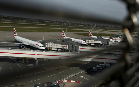 Tausende Passagiere waren betroffen. - Foto: Kin Cheung/AP/dpa