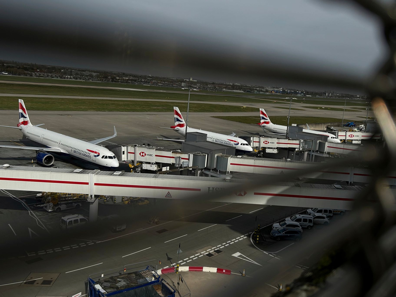 Tausende Passagiere waren betroffen. - Foto: Kin Cheung/AP/dpa