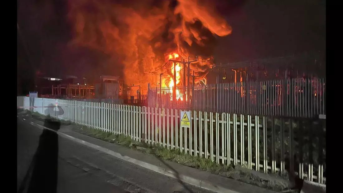 Der folgenschwere Brand brach in einem von drei Umspannwerken aus. - Bild: London Fire Brigade/London Fire Brigade/AP/dpa