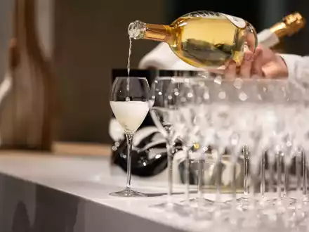 Die Champagner-Korken knallen seltener in Deutschland. (Symbolbild) - Foto: Hannes P Albert/dpa
