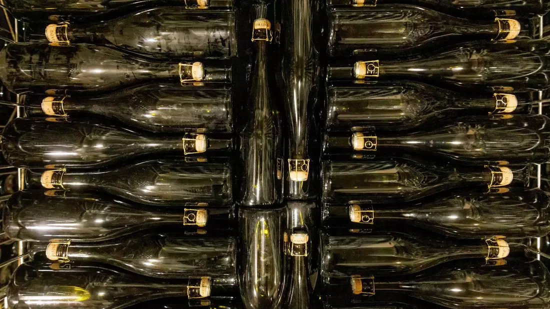 Wegen stark gestiegener Preise kaufen manche lieber Crémant als Champagner. (Symbolbild) - Bild: Philipp von Ditfurth/dpa