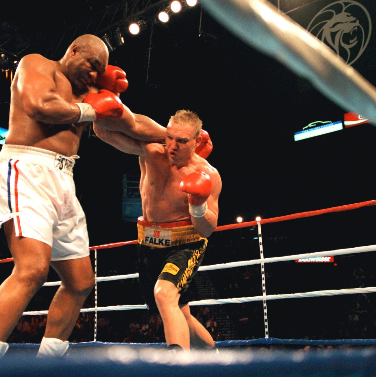 Foreman verteidigte seinen Titel gegen Axel Schulz. (Archivbild) - Foto: Carsten Rehder/dpa