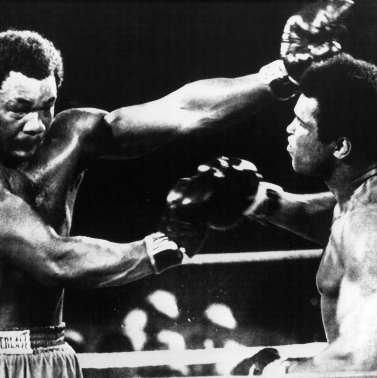 Foremans berühmtester Kampf endete in einer krachenden Niederlage. (Archivbild) - Foto: dpa