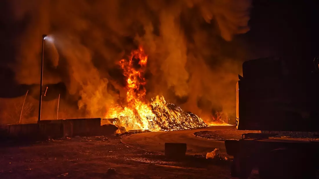 LPI-EF: Brand in der Deponie - Bild: presseportal.de