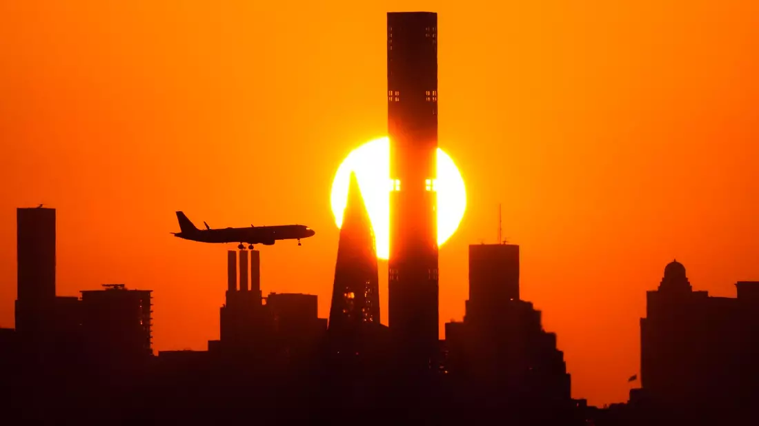 Flugzeug vor der Skyline: Für einige Reisende platzt der Traum vom US-Urlaub. (Archivbild) - Bild: Frank Franklin II/AP