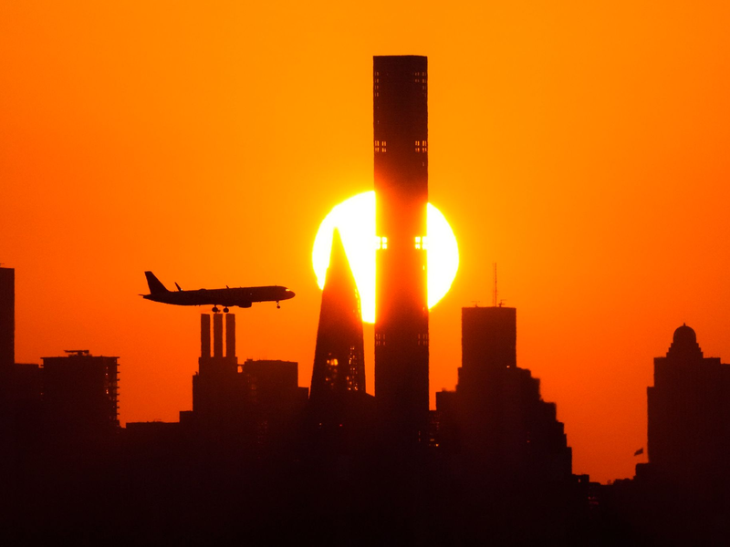 Flugzeug vor der Skyline: Für einige Reisende platzt der Traum vom US-Urlaub. (Archivbild) - Foto: Frank Franklin II/AP