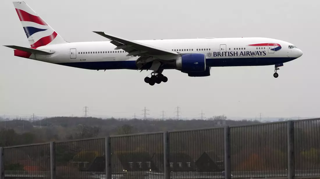 In London Heathrow rollt der Betrieb nach dem beispiellosen Flugchaos des Vortages wieder an.  - Bild: Kirsty Wigglesworth/AP/dpa