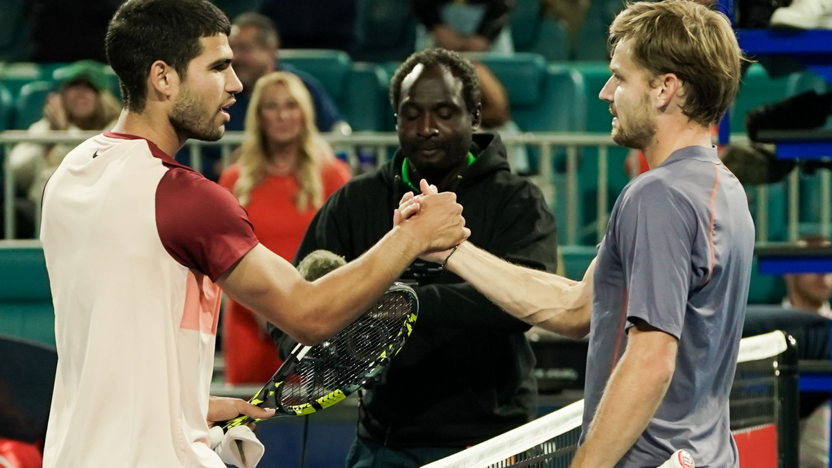 Carlos Alcaraz (l) gratuliert dem Außenseiter David Goffin für dessen Überraschungscoup. - Foto: Debby Wong/ZUMA Press Wire/dpa
