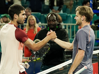 Carlos Alcaraz (l) gratuliert dem Außenseiter David Goffin für dessen Überraschungscoup. - Foto: Debby Wong/ZUMA Press Wire/dpa