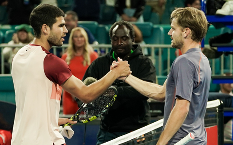 Carlos Alcaraz (l) gratuliert dem Außenseiter David Goffin für dessen Überraschungscoup. - Foto: Debby Wong/ZUMA Press Wire/dpa