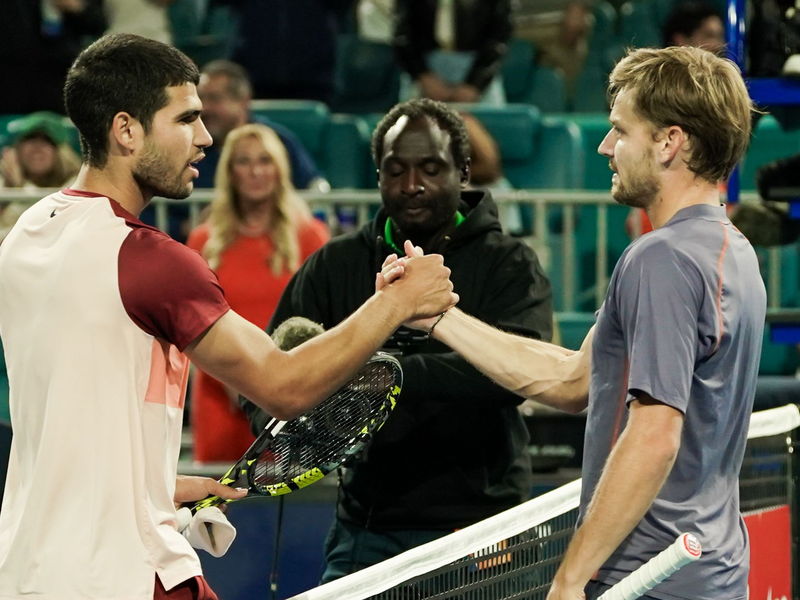 Carlos Alcaraz (l) gratuliert dem Außenseiter David Goffin für dessen Überraschungscoup. - Foto: Debby Wong/ZUMA Press Wire/dpa