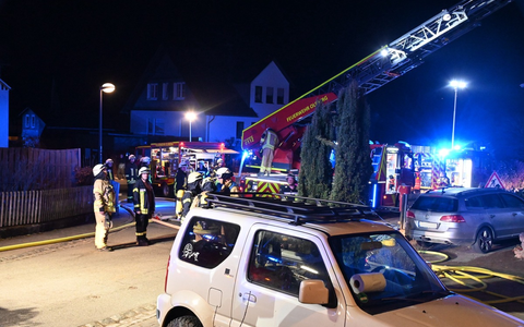 FF Olsberg: Rauchmelder weckt Bewohnerin - Wintergarten steht in Flammen - Foto: presseportal.de